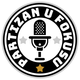 Logo podkasta Partizan u fokusu kružnog oblika, sa belim slovima koja su raspoređena kružno, mikrofonom crne boje koji se nalazi u sredini logoa, dve zvezde sive boje i jedna zvezda zlatne boje.